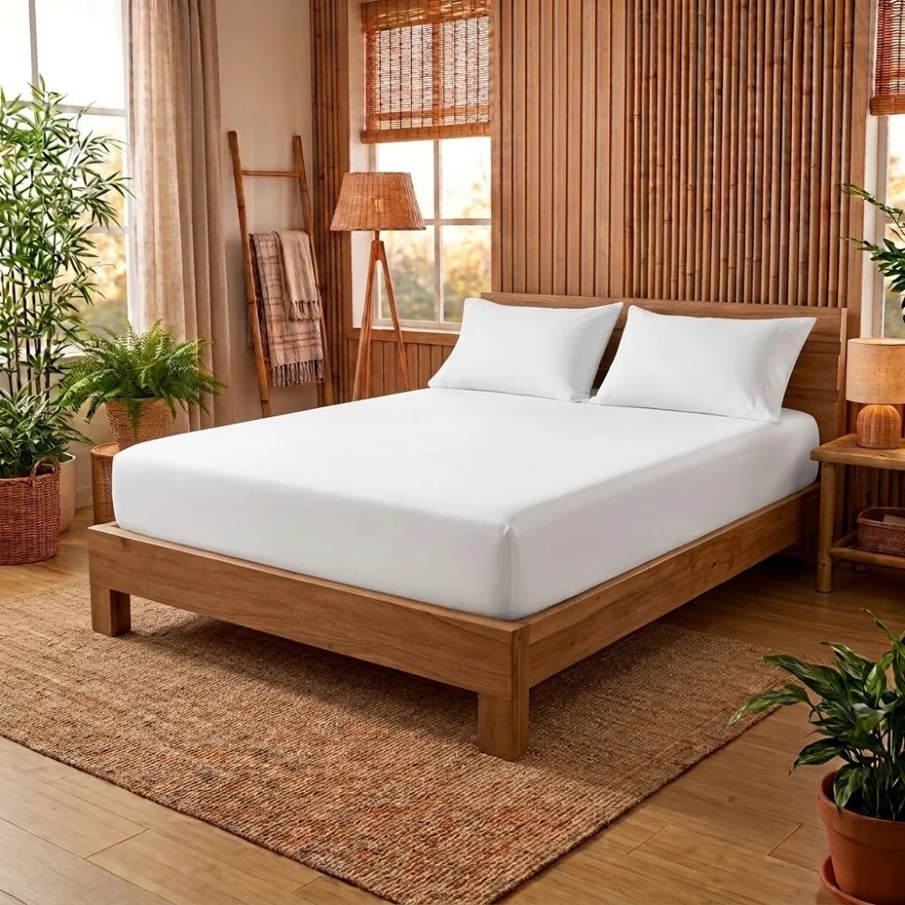 Drap-housse en bambou blanc avec 2 taies sur un lit en bois