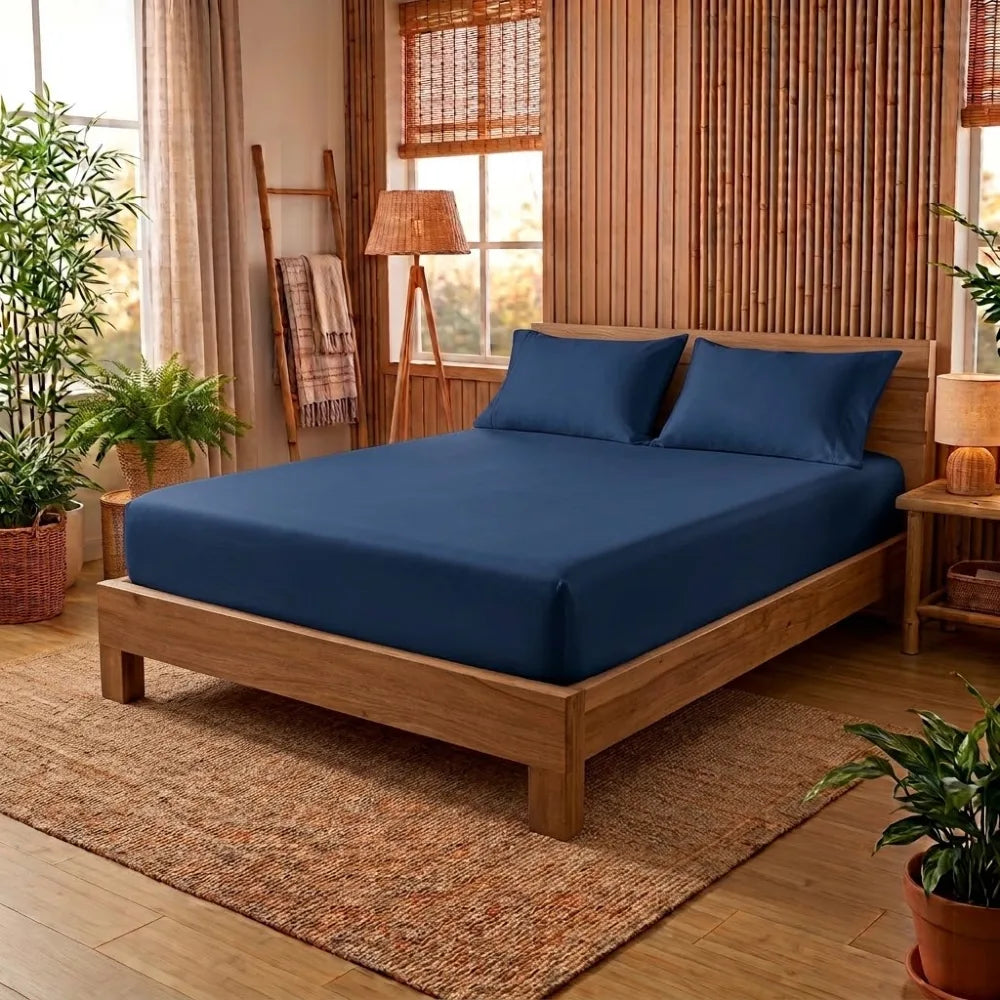 Drap-housse en bambou bleu marine avec 2 taies sur un lit