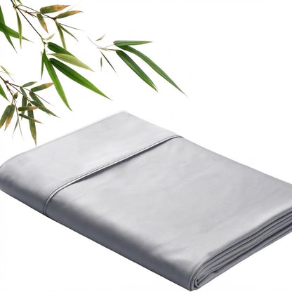 Drap plat en bambou gris clair plié avec son rabat cousu