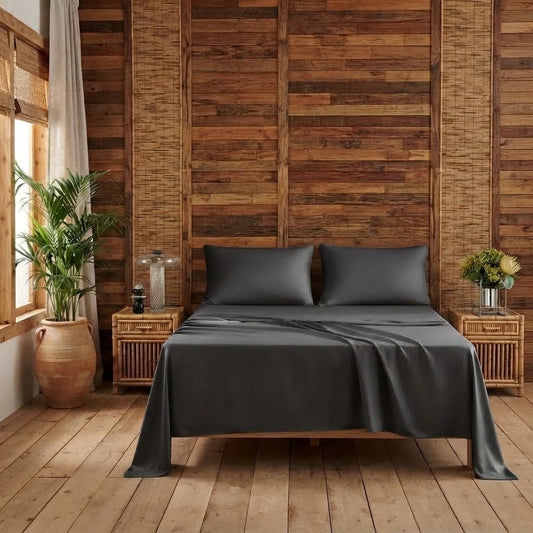 Drap plat en bambou gris anthracite sur un lit dans une chambre en bois