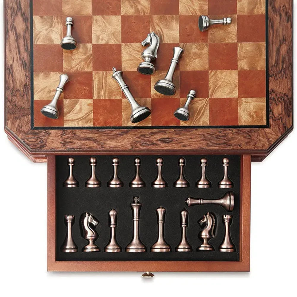 Damier en bois veiné et tiroir de rangement en mousse avec les pièces en métal cuivrées