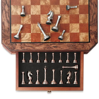 Damier en bois veiné et tiroir de rangement en mousse avec les pièces en métal cuivrées