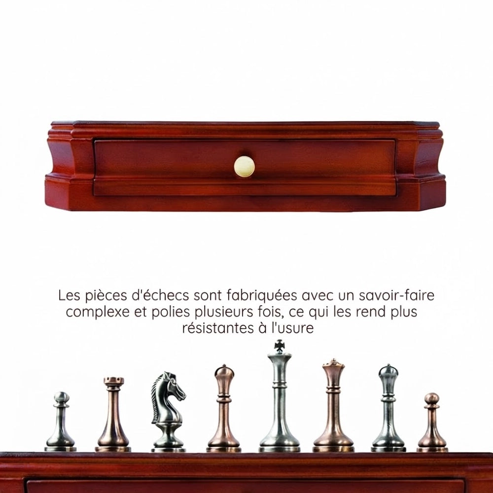 Tiroir de l'échiquier décoratif et pièces d'échecs en métal alignées