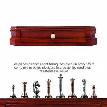 Tiroir de l'échiquier décoratif et pièces d'échecs en métal alignées