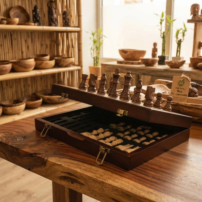 Échiquier magnétique en bois pliant ouvert avec pièces aimantées sur une table en bois