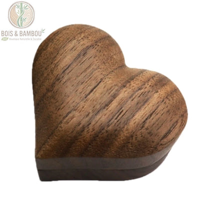 Écrin à bagues en bois de noyer massif sculpté en forme de cœur. Fabrication artisanale aux finitions lisses soulignant le veinage naturel du bois.