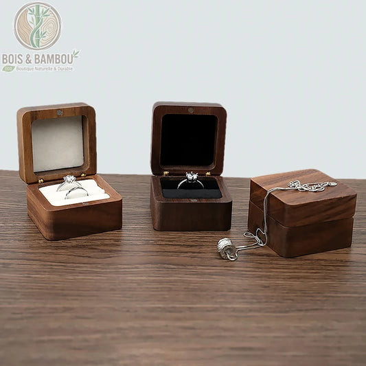 Écrin à bijoux en bois naturel de noyer avec intérieur en velours pour bagues et colliers. Fabrication artisanale au format compact et magnétique, idéale pour une demande en mariage ou pour protéger vos bijoux avec élégance.