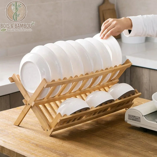 Egouttoir vaisselle bambou pliable en usage, femme posant une assiette a secher, Bois et Bambou Eco