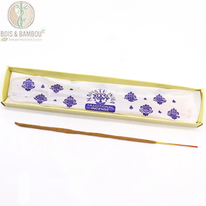 Encens Palo Santo masala mandala, bâton sur fond blanc, coffret ouvert à motifs violets