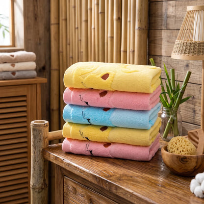 Ensemble de serviettes en bambou motif chat et chien, plusieurs coloris, empilées dans une salle de bain en bois et bambou