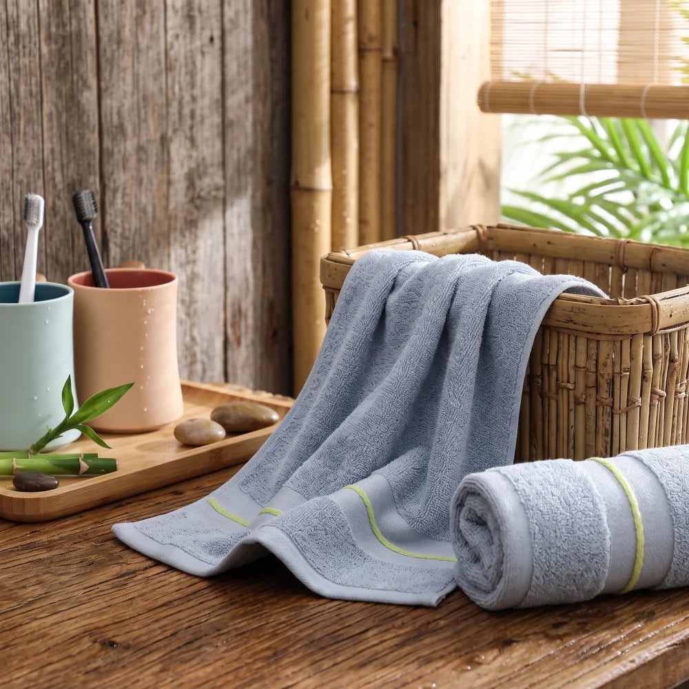 Serviette en bambou haut de gamme, coloris bleu clair, bordure tissée