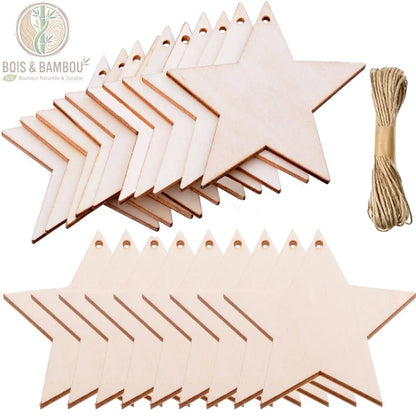Étoiles de Noël en Bois, un lot de décorations plates en bois clair découpées en forme d'étoiles à cinq branches. Les ornements disposent d'un petit trou au sommet pour le passage de la ficelle de jute fournie, idéale pour personnaliser votre décoration de sapin ou créer des guirlandes festives.