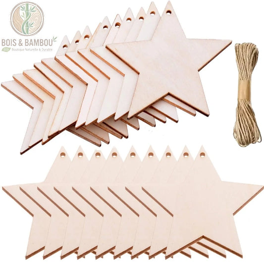 Étoiles de Noël en Bois, un lot de décorations plates en bois clair découpées en forme d'étoiles à cinq branches. Les ornements disposent d'un petit trou au sommet pour le passage de la ficelle de jute fournie, idéale pour personnaliser votre décoration de sapin ou créer des guirlandes festives.