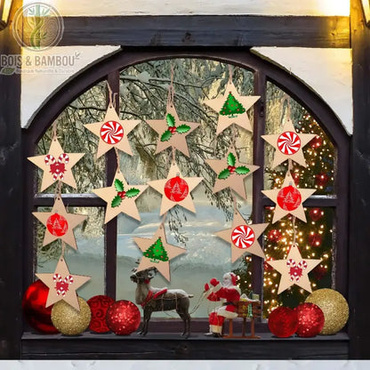 Étoiles de Noël en bois DIY décorées suspendues à une fenêtre, motifs peints bonbons houx sapin flocon