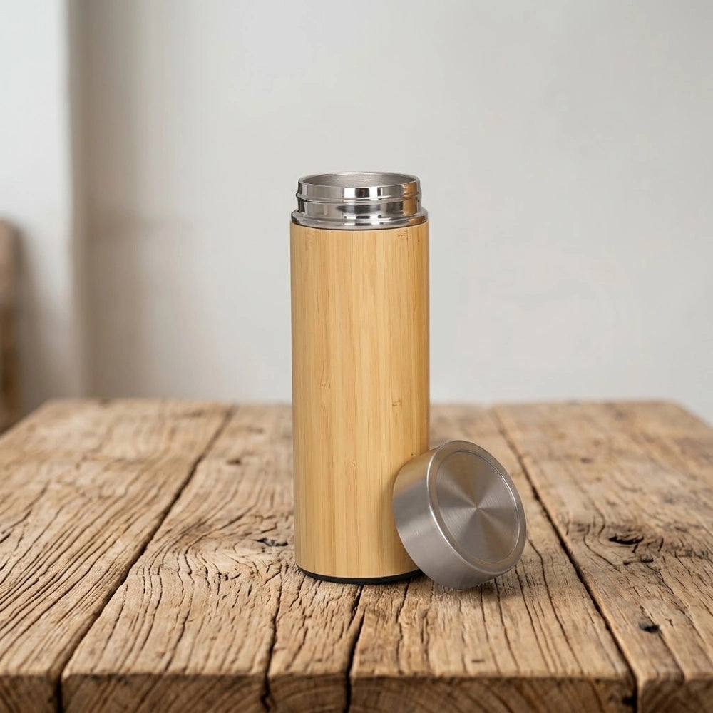 Gourde en bambou isotherme compacte, format 350 ml, coque en bambou naturel et couvercle inox amovible, sur bois brut