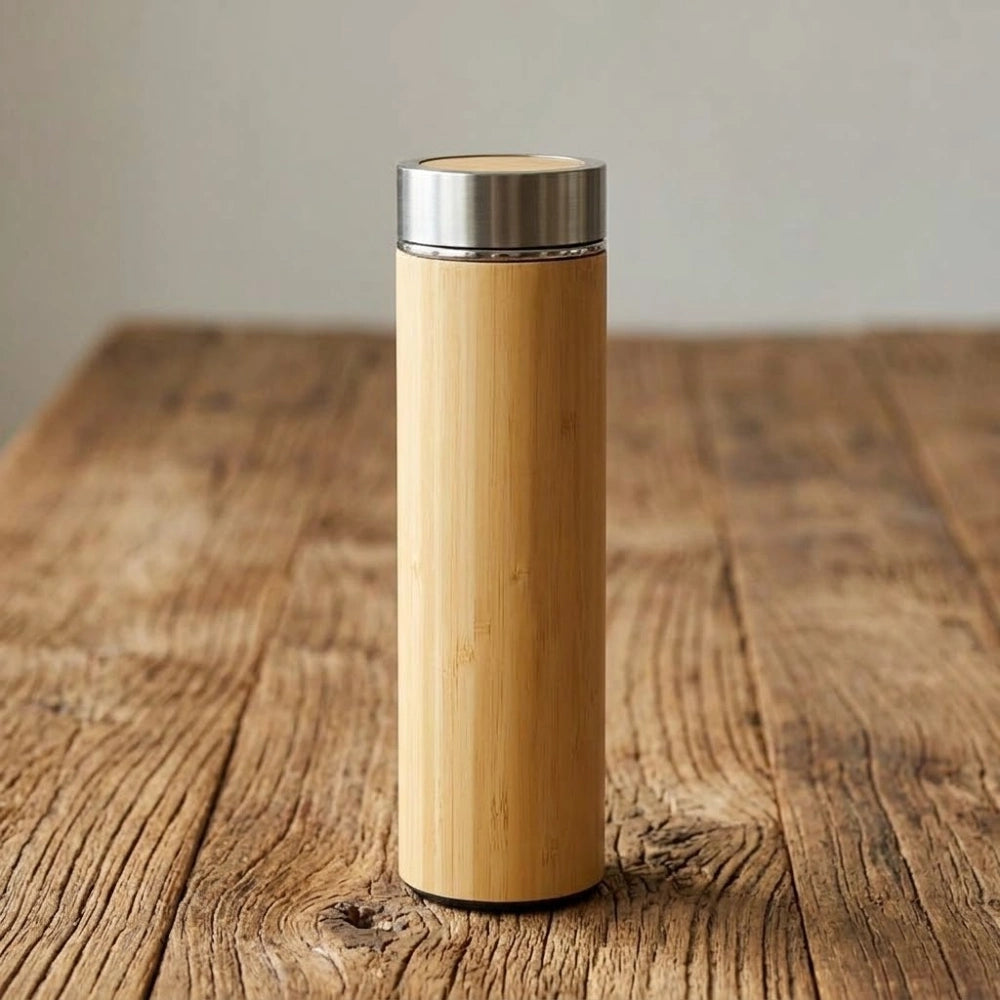Gourde en bambou isotherme compacte, format 500 ml, coque en bambou naturel et couvercle inox, sur bois brut