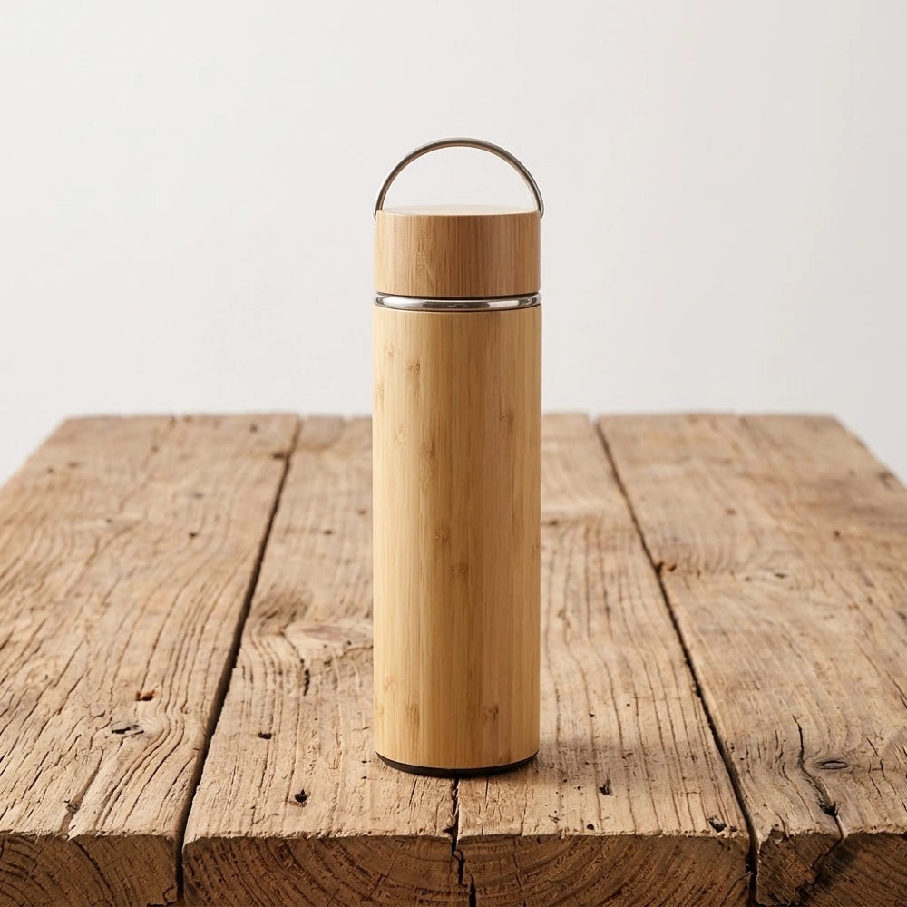 Gourde en bambou isotherme zen, finition avec anse métallique, coque en bambou naturel, sur bois brut