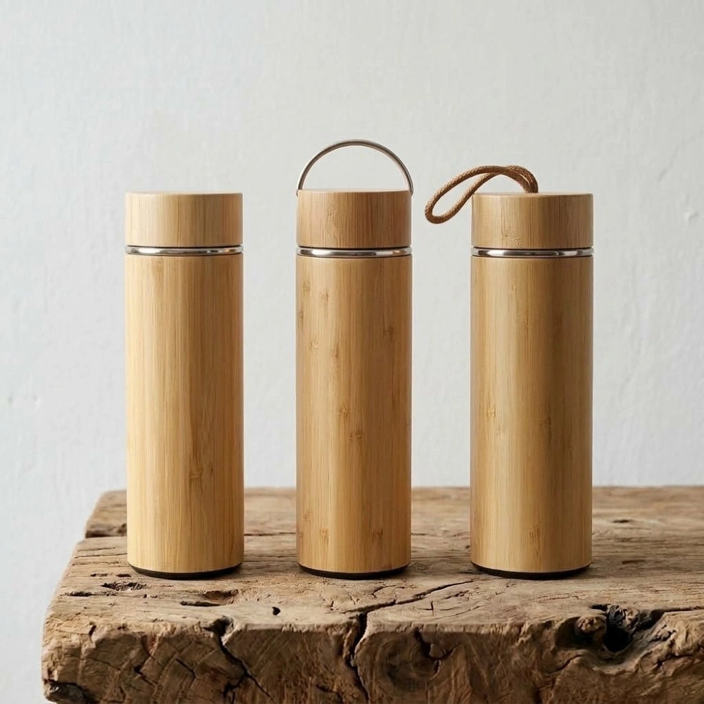Gourde en bambou isotherme zen, trois finitions de bouchon, seul, avec anse métallique et avec corde, coque en bambou naturel posées côte à côte