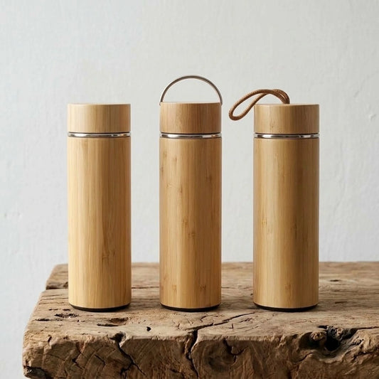 Gourde en bambou isotherme zen, trois finitions de bouchon, seul, avec anse métallique et avec corde, coque en bambou naturel posées côte à côte