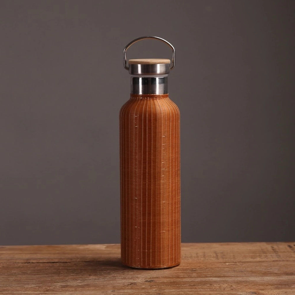 Gourde en bambou tressé isotherme finition rousse foncée tressage fin
