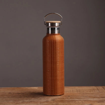 Gourde en bambou tressé isotherme finition rousse foncée tressage fin
