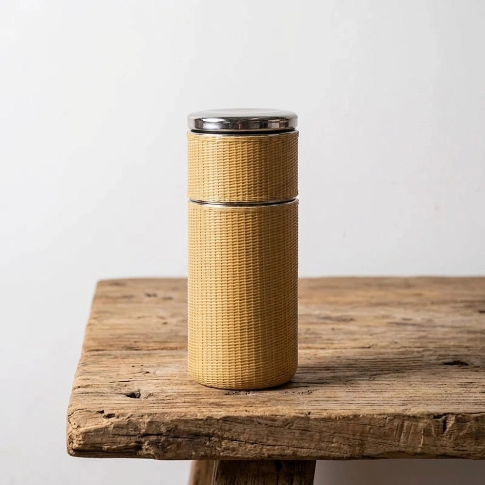 Gourde en bambou tressé isotherme nomade finition claire naturelle, couvercle inox vissé