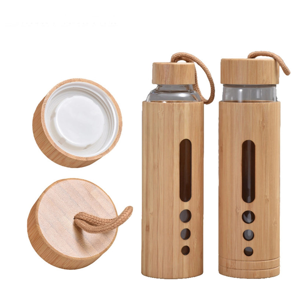 Vue détaillée du bouchon en bambou amovible et des deux gourdes en bambou et verre borosilicate complètes