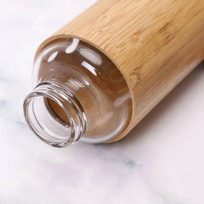 Gros plan sur le goulot en verre borosilicate de la gourde en bambou, coque en bambou naturel visible
