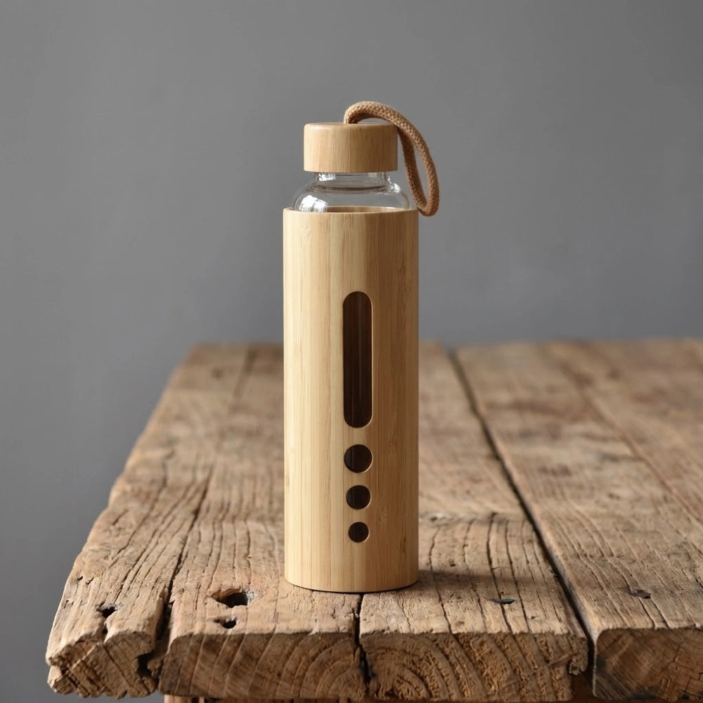 Gourde en bambou et verre borosilicate, petit bouchon, coque en bambou naturel et cordon de transport, sur fond neutre