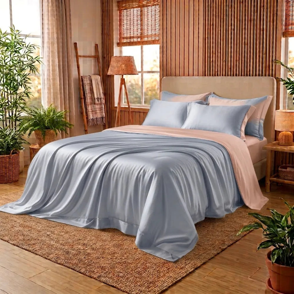 Housse de couette en bambou gris bleuté et pêche sur un lit