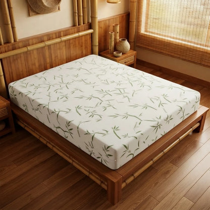 Housse intégrale de matelas en bambou à tiges vertes sur un lit en bois