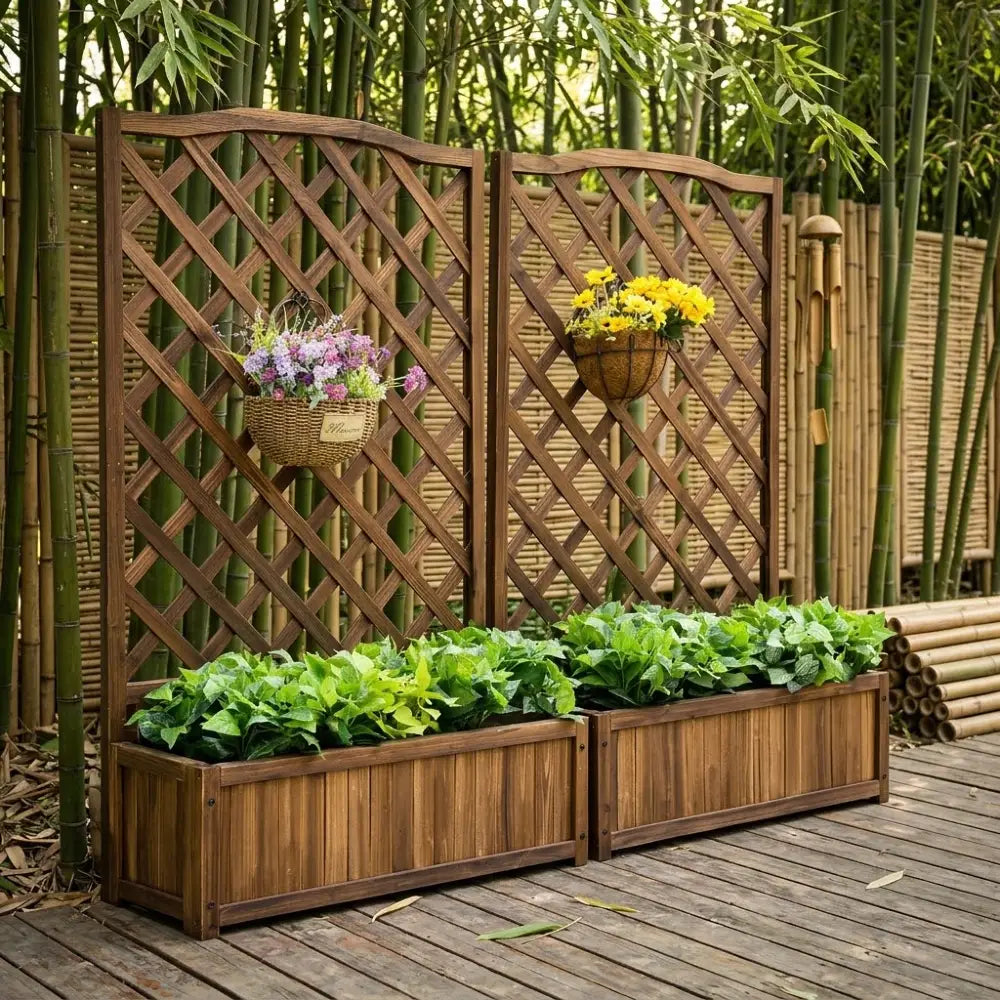 Jardinière avec treillis en bois brun, deux modèles côte à côte avec paniers de fleurs suspendus sur une terrasse