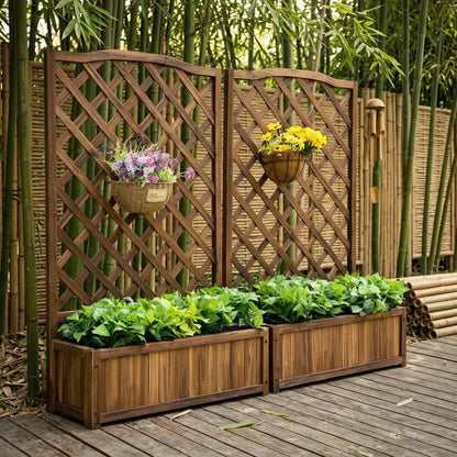 Jardinière avec treillis en bois brun, deux modèles côte à côte avec paniers de fleurs suspendus sur une terrasse