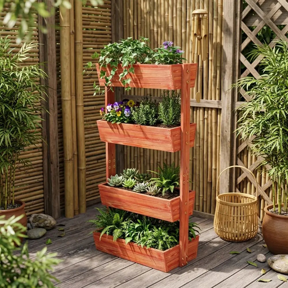 Jardinière verticale en bois brun rougeâtre, 4 bacs amovibles plantés de fleurs et d'herbes sur une terrasse