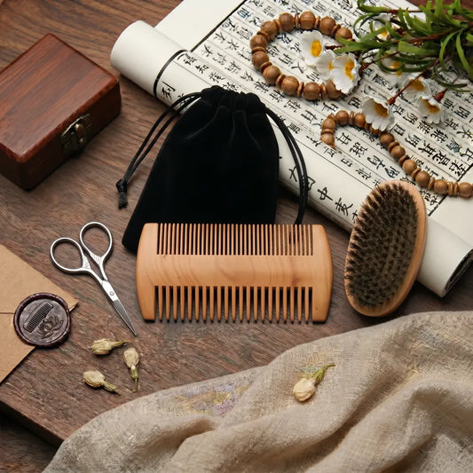 Kit d'entretien barbe avec peigne en bois, brosse en poils de sanglier, ciseaux et pochon en velours noir, entouré de perles en bois, fleurs blanches et sceau ciré