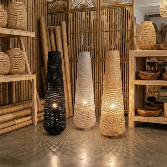 Trois lampadaires bambou tressé noir blanc et naturel allumés en boutique