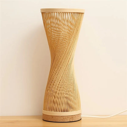 Lampe de chevet en bambou torsadée sur socle en bois, fond neutre