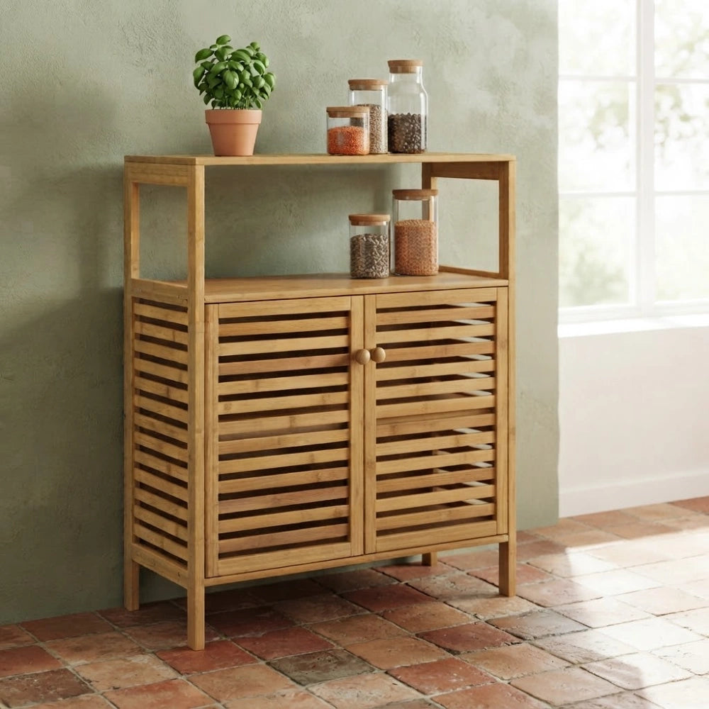 Meuble bambou 2 portes à persiennes dans une cuisine au mur vert sauge