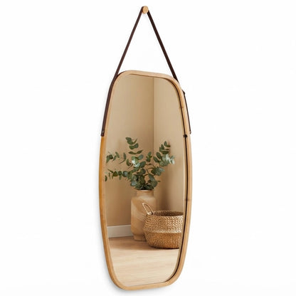 Miroir en bambou suspendu à sangle vu de trois quarts sur fond blanc