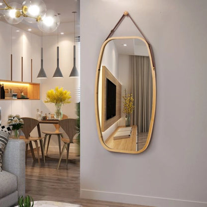 Miroir bambou suspendu à sangle au dessus d'une console en bois