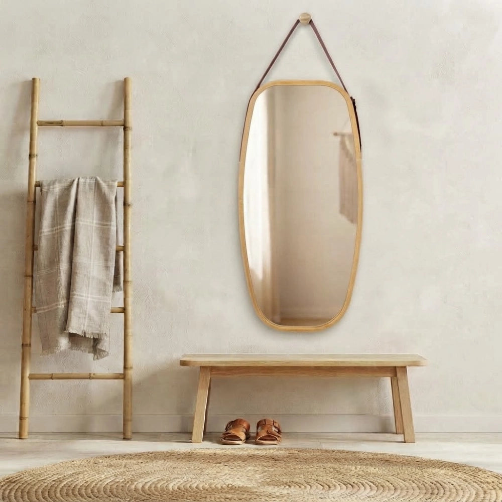 Miroir en bambou à sangle dans une entrée avec banc et échelle bambou