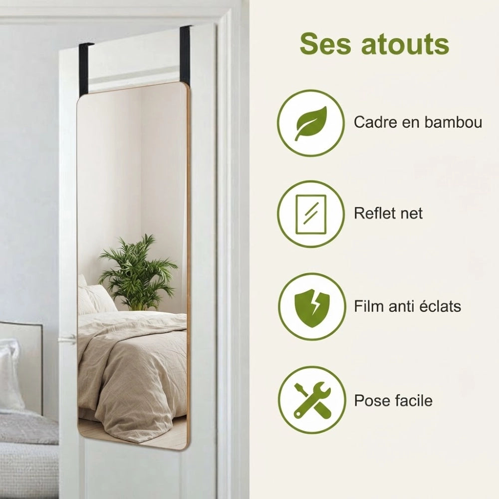 Miroir de porte bambou suspendu sur une porte de chambre blanche