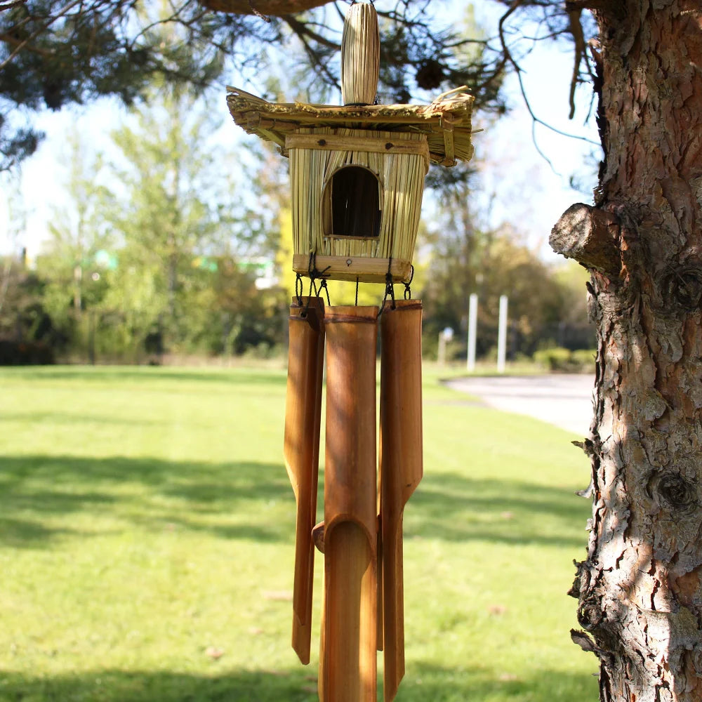Détail du nichoir carré en jonc tressé avec ouverture en arche et carillon en bambou à 4 tubes