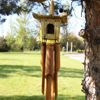 Détail du nichoir carré en jonc tressé avec ouverture en arche et carillon en bambou à 4 tubes