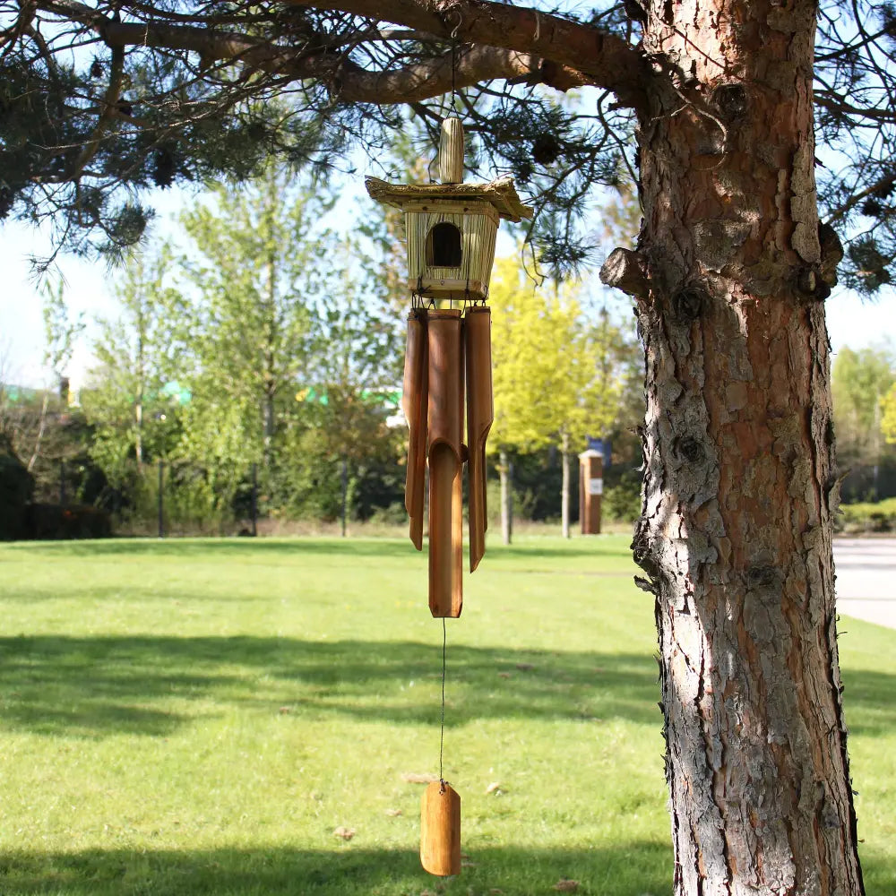 Nichoir à oiseaux carré en jonc avec carillon en bambou, toit en chaume, suspendu à un arbre de jardin