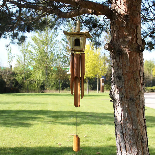 Nichoir à oiseaux carré en jonc avec carillon en bambou, toit en chaume, suspendu à un arbre de jardin