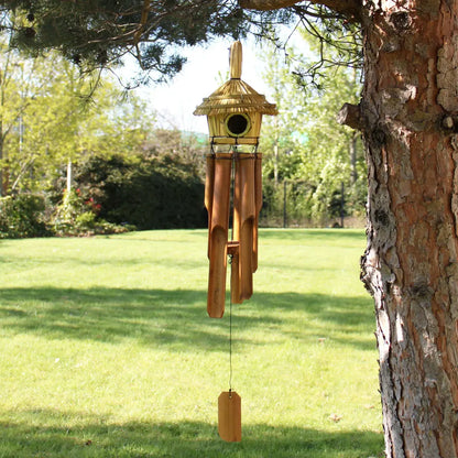 Nichoir à oiseaux en jonc avec carillon en bambou, toit en chaume, suspendu à un arbre de jardin
