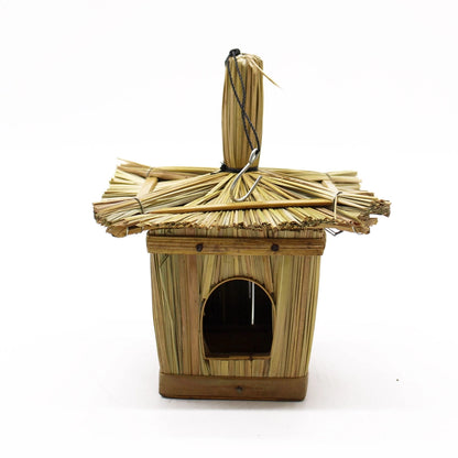 Nichoir à oiseaux en jonc tressé, détail du toit en chaume et de l'entrée en arche