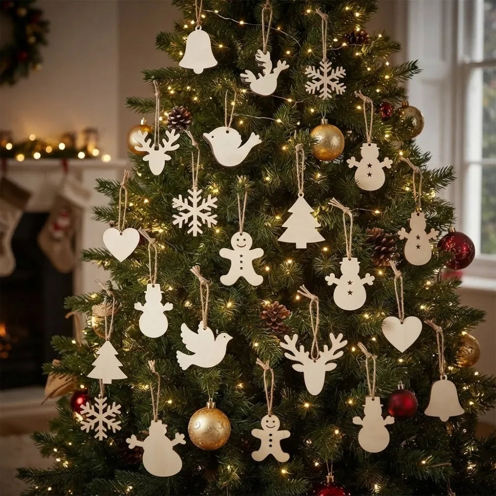 Ornements de Noël en bois brut suspendus à un sapin décoré