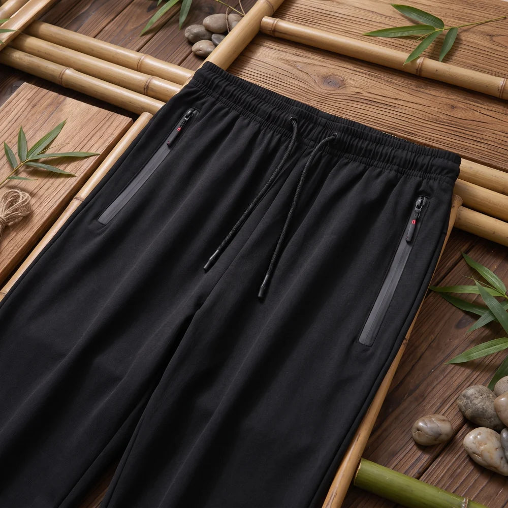 Pantalon bambou grande taille homme noir, vue arrière avec cordon de serrage et poche zippée